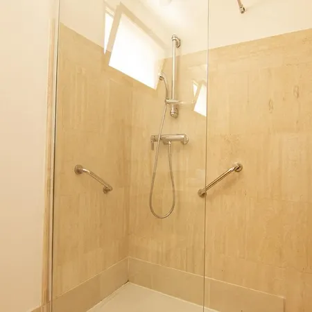 Wehost - Bel Avec Vue Sur La : Piscines * Cannes