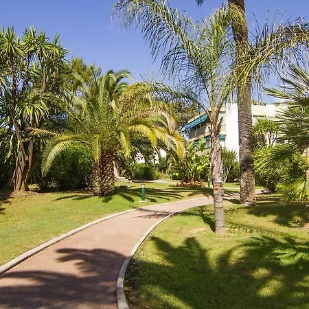 Wehost - Bel Avec Vue Sur La : Piscines Cannes